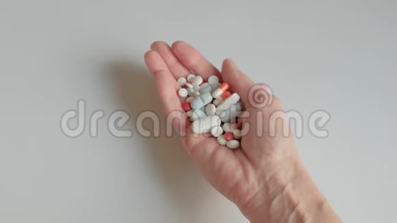 手里拿着药丸的女人药物和药物滥用的概念视频的预览图