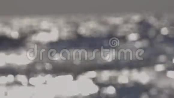 模糊的水面闪闪发光的光点和波克的视频片段视频的预览图