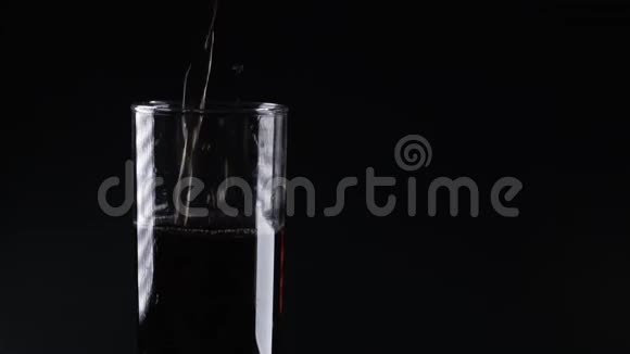 黑苏打在一个巨大的玻璃上慢慢地视频的预览图