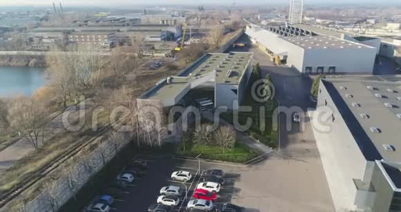 新工厂有现代化的外观停车在现代化工厂旁边视频的预览图