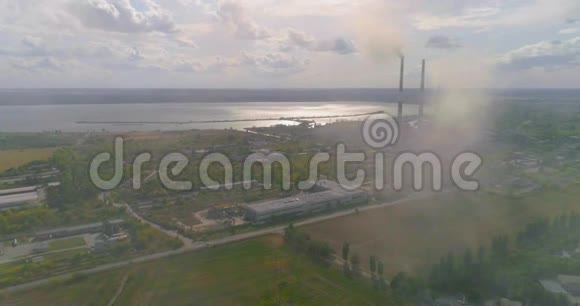 工厂烟囱排放的烟雾生产污染视频的预览图