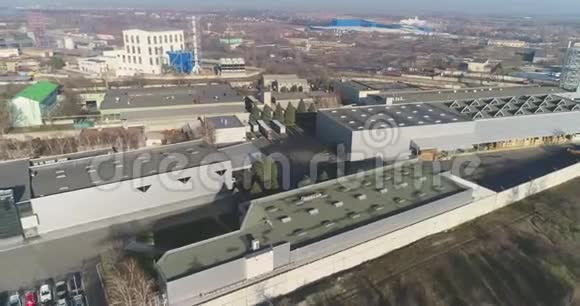 大型工业综合体俯视图现代化工厂临湖无人驾驶飞机观景图视频的预览图