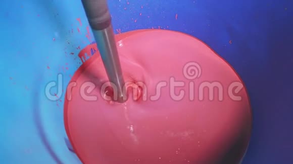 混合油漆在一个桶混合油漆在一个工厂工厂自动混合颜色在工厂里混粉色漆视频的预览图