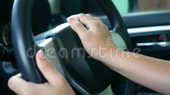 关闭内车内的女性手推方向盘和鸣喇叭愤怒技术和运输理念视频的预览图