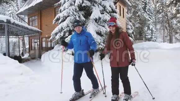 这对快乐的滑雪爱好者在滑雪场练习滑雪视频的预览图