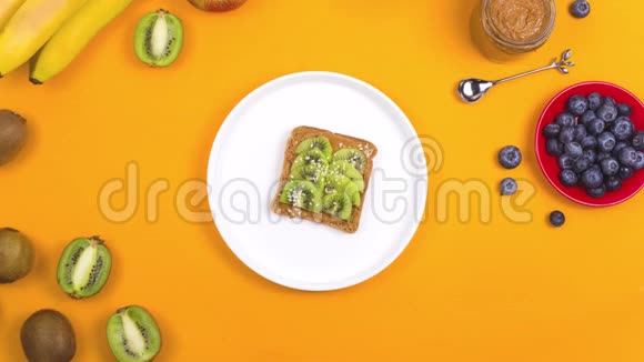 三明治里有猕猴桃和花生酱视频的预览图
