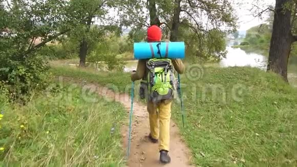 带着徒步旅行设备的人在风景优美的地方散步视频的预览图