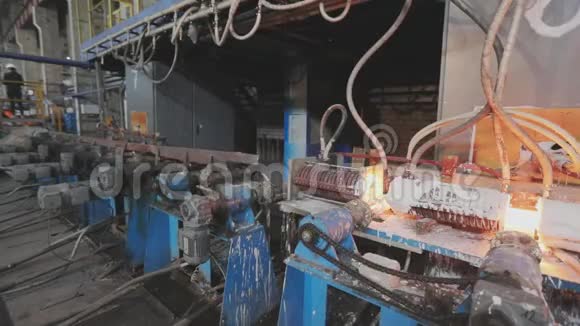 热金属管工作重工厂钢铁厂热钢管生产线红铁金属管视频的预览图