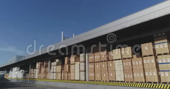 一个现代化的工业外部一个大型的现代仓库与盒子一个美丽的现代仓库很多箱子都在里面视频的预览图