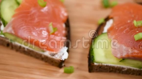 一套健康三明治包括奶油奶酪黄瓜和鲑鱼视频的预览图
