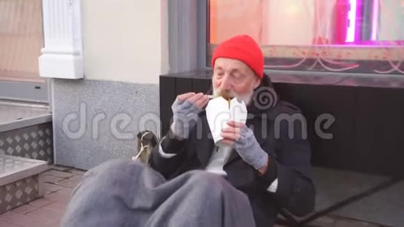 一个老乞丐长着灰胡子在吃食物视频的预览图