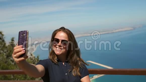 女孩旅行者自拍有惊人的海景山脉海岸视频的预览图