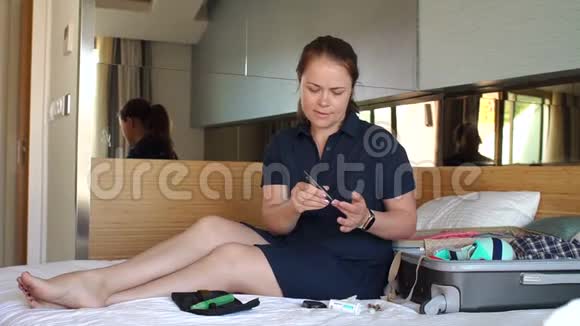 糖尿病人在坐在床上旅行时测量血糖视频的预览图