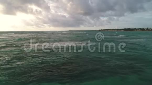 多米尼加共和国加勒比海海浪和热带岛屿景观的鸟瞰图视频的预览图