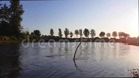德拉瓦河在清晨视频的预览图
