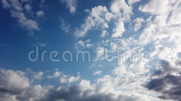 在阳光和阴影的作用下天空中有着奇妙的蓝天背景云层在移动视频的预览图