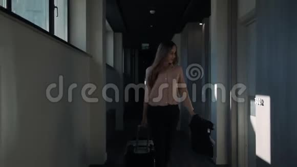 商务女性在酒店走廊散步女商人抵达酒店视频的预览图