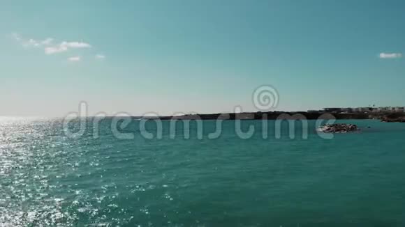 蓝色的地中海和天空与太阳之路和岩石唾沫半岛在塞浦路斯珊瑚海滩以S为背景以无人机的视角观赏蓝天碧海视频的预览图