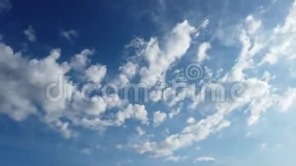 美丽的蓝天背景阳光和阴影云在空中移动视频的预览图