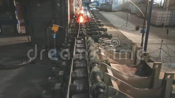 热金属管工作重工厂钢铁厂热钢管生产线红铁金属管视频的预览图