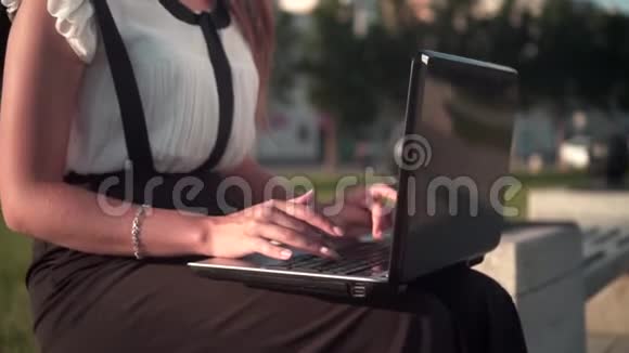 穿着白色衬衫和眼镜的商务女性在笔记本电脑上工作那个女孩不愉快地惊讶她犯了一个错误视频的预览图
