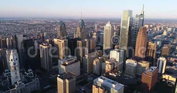 费城宾夕法尼亚城市景观和美丽的日落光在背景背景下的市政厅和摩天大楼视频的预览图