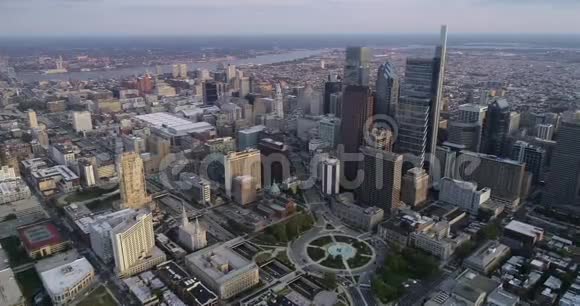 美丽的费城城市景观与摩天大楼洛根广场市政厅塔特拉华河前景视频的预览图