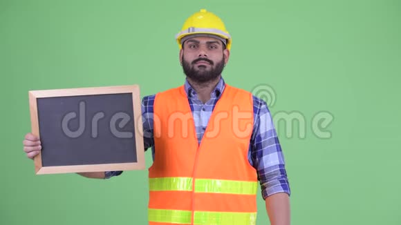 穿着超重胡须的印度建筑工人拿着黑板竖起大拇指视频的预览图