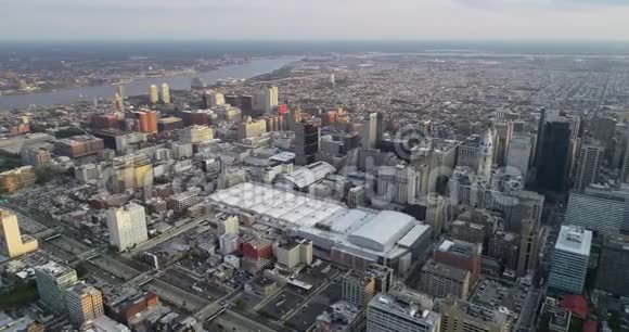 美丽的费城城市景观摩天大楼和特拉华河会议中心屋顶的背景视频的预览图