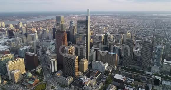 美丽的费城城市景观与摩天大楼的背景前景中的商业差异和大教堂视频的预览图