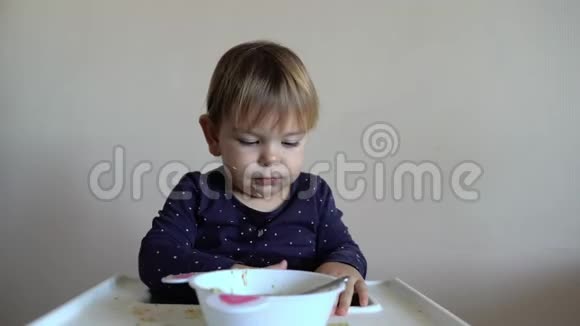 小宝宝蹒跚学步拒绝喝汤育儿问题弄得一团糟视频的预览图