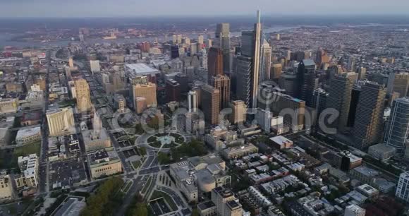 美丽的费城城市景观与摩天大楼洛根广场特拉华河和维恩街高速公路的背景视频的预览图