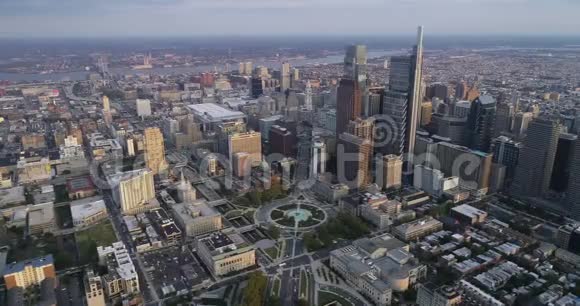 美丽的费城城市景观摩天大楼洛根广场市政厅塔大教堂维恩街高速公路前台视频的预览图