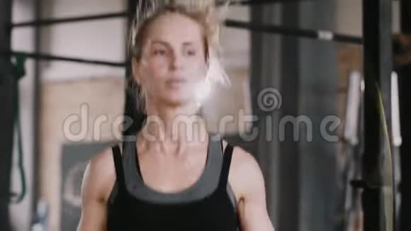 近距离微笑的年轻金发女人在健身房锻炼跳绳慢动作生活积极健康的生活方式视频的预览图