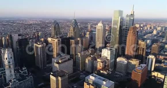 费城宾夕法尼亚城市景观和美丽的日落光在背景背景下的摩天大楼视频的预览图