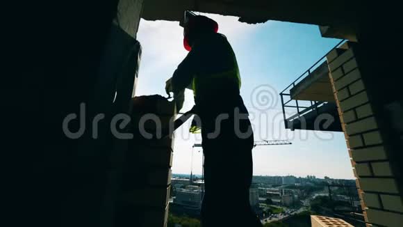 背光的建筑工人正在砖上铺混凝土视频的预览图