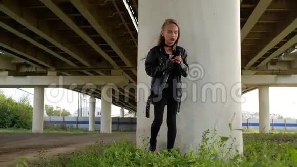 少女寒风皮夹克移动大桥码头视频的预览图