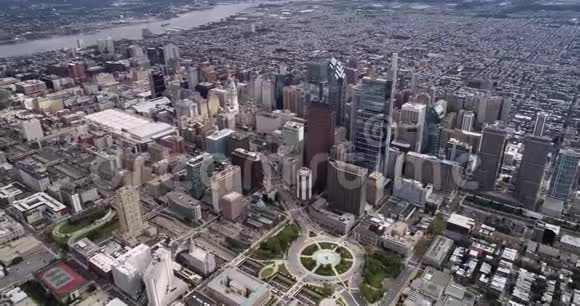 摩天大楼特拉华河背景交通视频的预览图