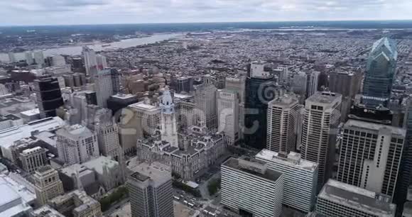 费城市政厅和城市景观与商业摩天大楼的背景云天视频的预览图