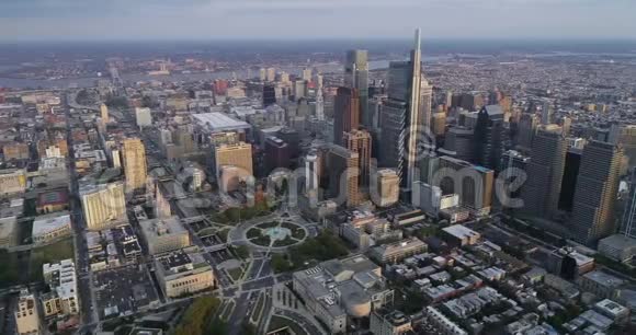 美丽的费城城市景观与摩天大楼洛根广场市政厅特拉华河和维恩街高速公路的前景视频的预览图