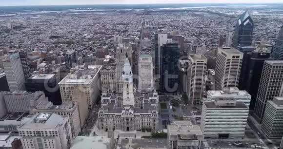 费城市政厅和城市景观与商业摩天大楼的背景视频的预览图