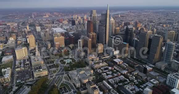 美丽的费城城市景观与摩天大楼洛根广场市政厅特拉华河和维恩街高速公路视频的预览图