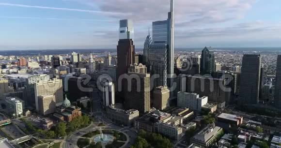 美丽的费城城市景观与摩天大楼洛根广场市政厅特拉华河背景视频的预览图
