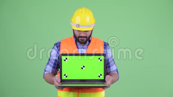 印度建筑工人正在思考如何展示笔记本电脑视频的预览图