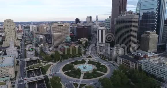 费城洛根广场和喷泉城市景观和大教堂市政厅视频的预览图