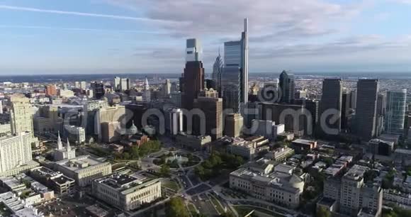 美丽的费城城市景观与摩天大楼洛根广场市政厅特拉华河维恩街高速公路背景视频的预览图