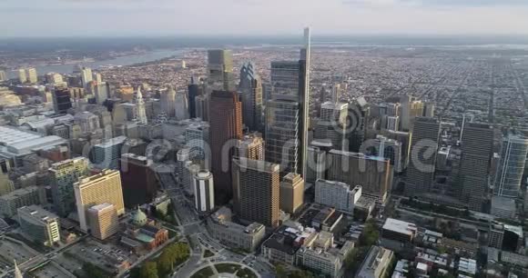 美丽的费城城市景观与摩天大楼和市政厅的背景前景中的商业差异和大教堂视频的预览图