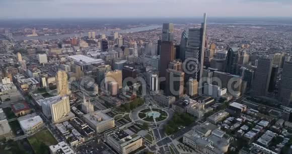 美丽的费城城市景观与摩天大楼洛根广场市政厅大楼大教堂前台视频的预览图