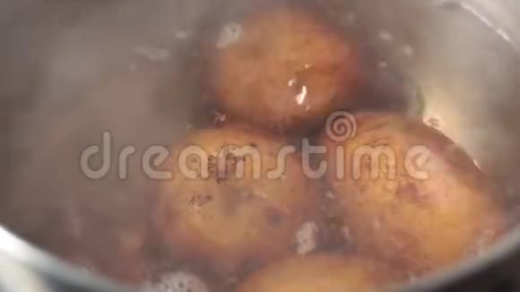 煮熟土豆用水煮的过程皮里的土豆厨房概念视频的预览图