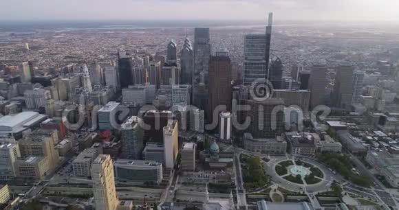 美丽的费城城市景观与摩天大楼洛根广场市政厅大楼的前景视频的预览图